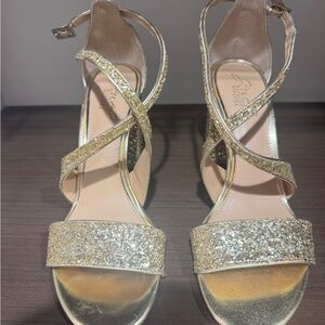 Jewel by Badgley Mischka 8 Gold Glitter Strappy Heels